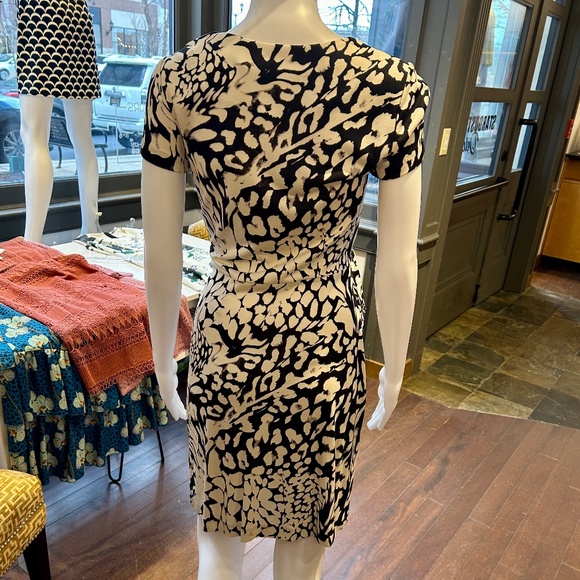 Diane von Furstenberg Silk Knit Patterned Dress US sz 4 - Picture 2 of 10